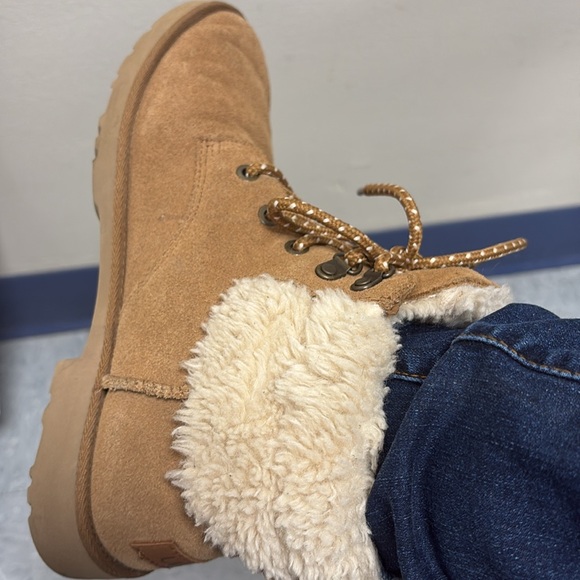 UGG boots great condition size 7.5 with box - Picture 2 of 5